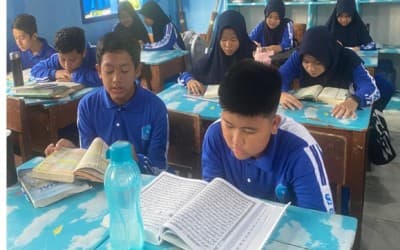 Program Kegiatan Rutin Bu Haji: Meningkatkan Karakter Islami Siswa